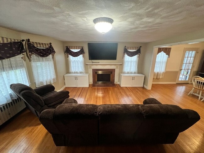 Building Photo - Beautiful, Single Family Colonial for Rent in Springfield!