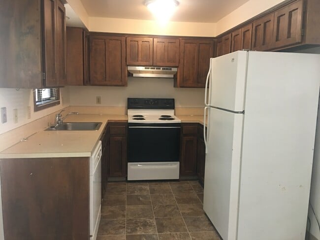 Building Photo - 2 BEDROOM, 1 BATH DUPLEX W/FENCED YARD!