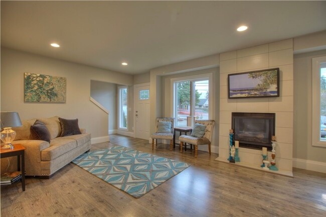 Building Photo - All inclusive master suite with private ba...