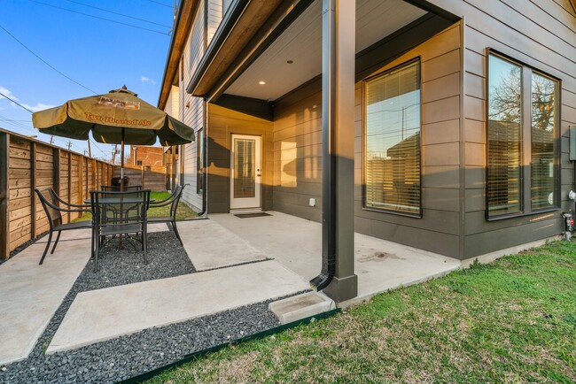 Building Photo - 3802 Commerce St