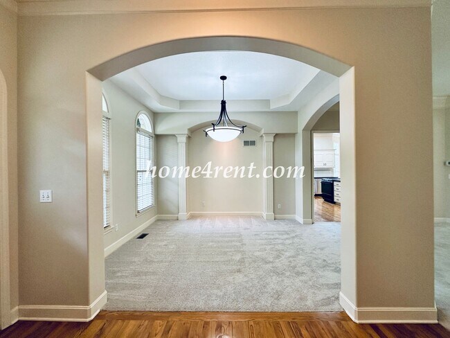 Building Photo - Exceptional 1.5 Story Home in the Prestigious Loch Lloyd Community!