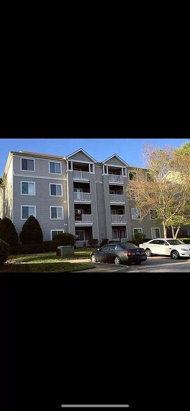 Building Photo - Room in Condo on University Ct
