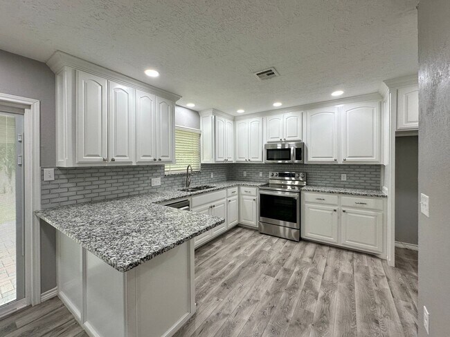 Building Photo - 6130 SW Oakcliff Ave
