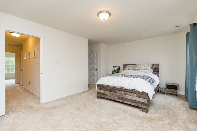 Building Photo - Gorgeous and Modern Home Available