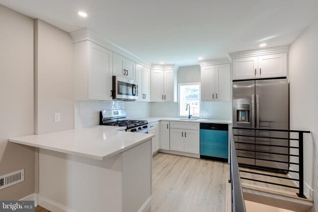 Building Photo - 369 E Hector St