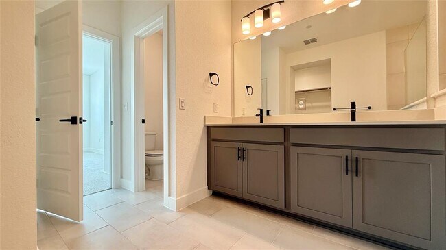 Building Photo - 1016 Brickell Lp