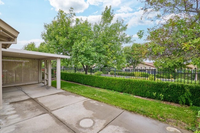 Building Photo - 512 Twin Pines Dr