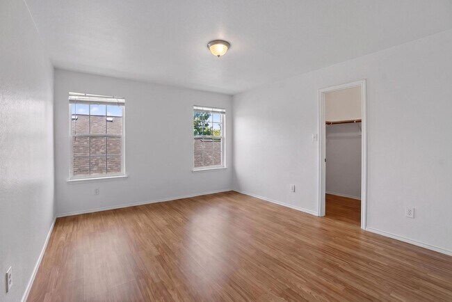 Building Photo - 5-bedroom, 3 bathrooms House for Rent