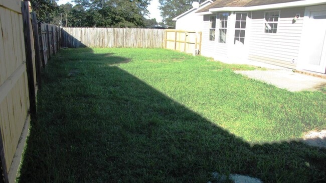 Building Photo - 3 bedroom 2 bath home on large corner lot