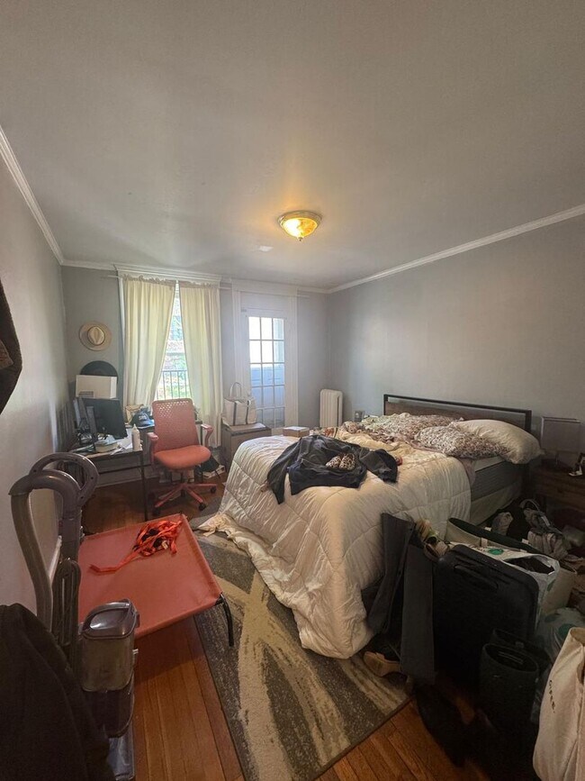 Building Photo - 2BR 1Bth unit. Heat/Hot Water included. Great location!