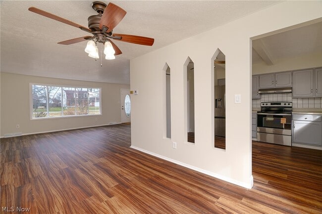 Building Photo - 8671 Ashwood Dr