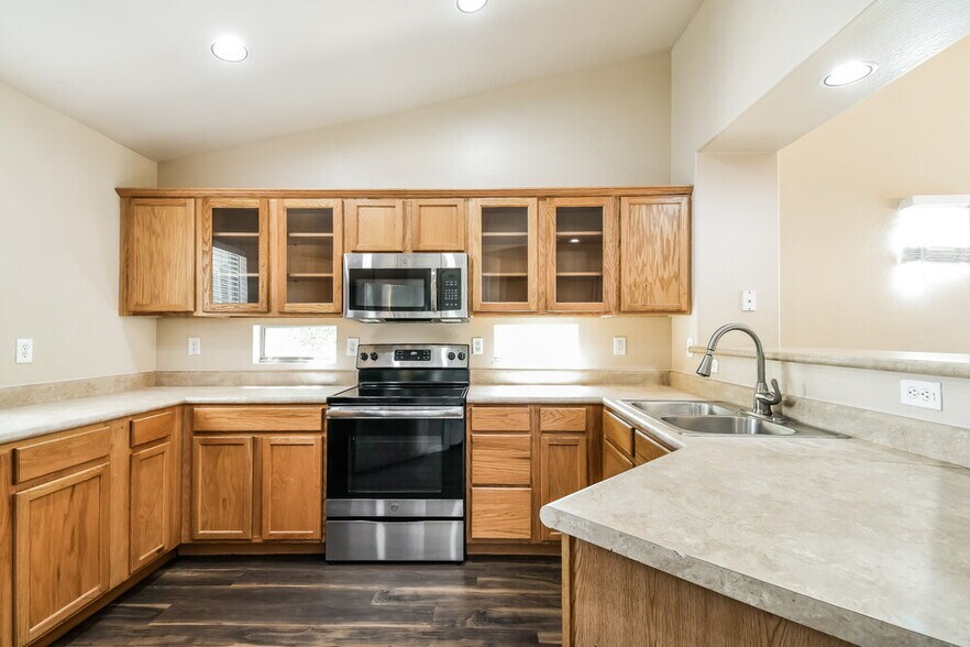 Building Photo - 2540 W Silver Streak Way