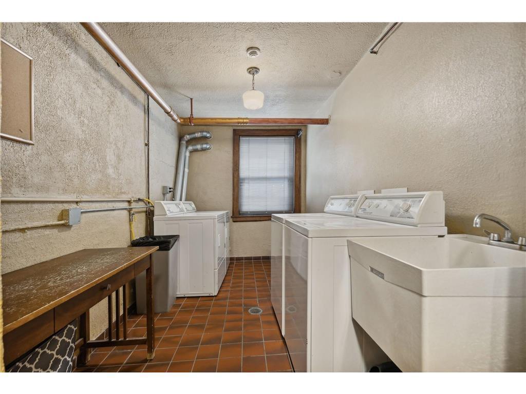 Building Photo - 1204 Harmon Pl