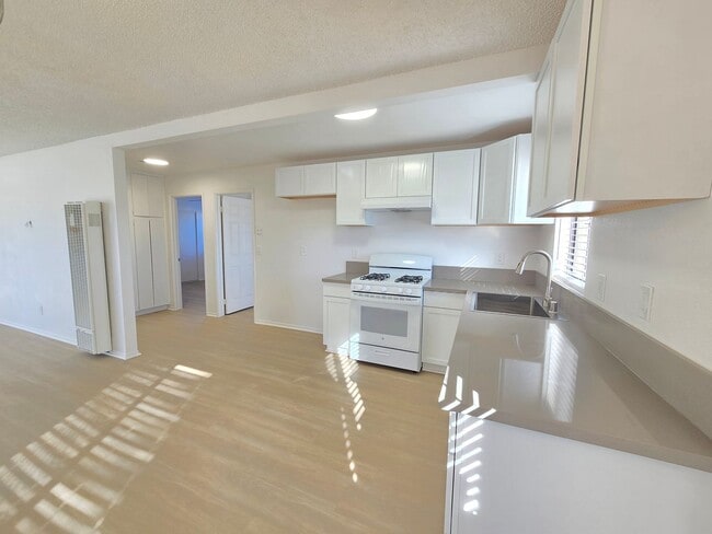 Building Photo - 8249 Catalpa Ave