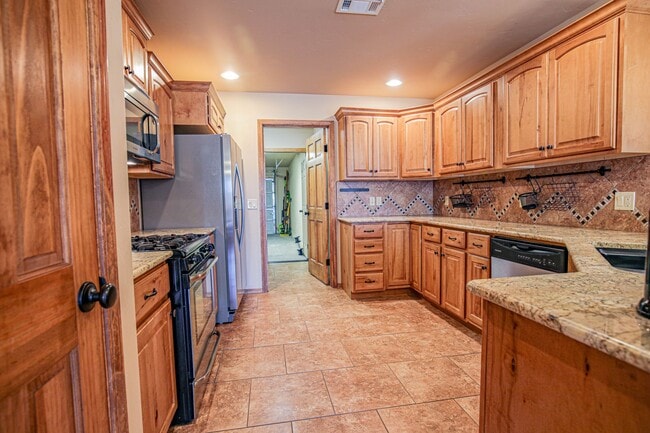 Building Photo - Beautiful 4 Bedroom/2 Bath Home