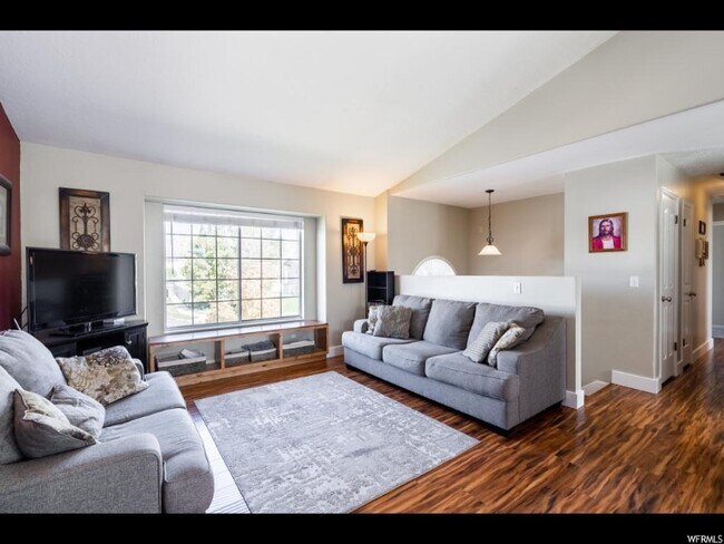 Building Photo - 1243 1870 N
