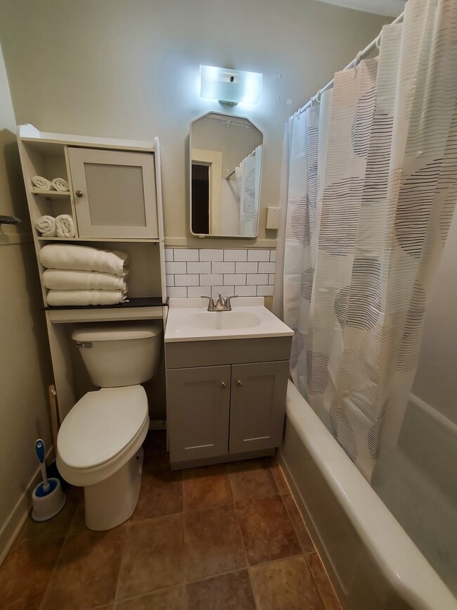 Building Photo - 1338 Main St