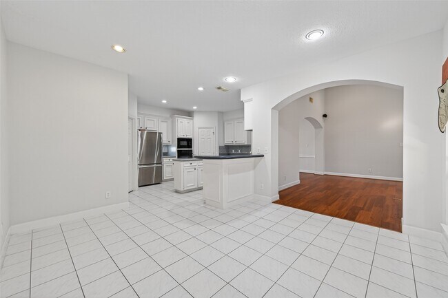 Building Photo - 8023 Oakwood Hollow St