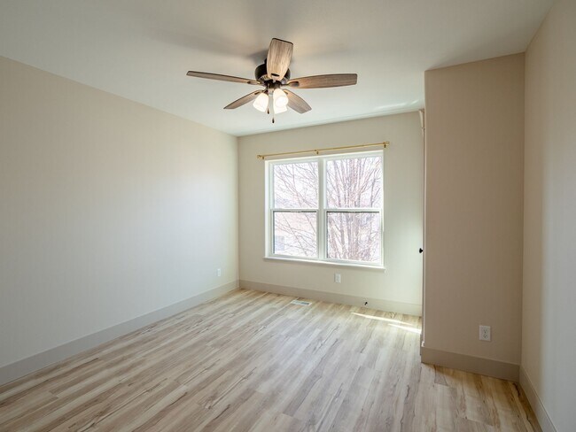 Building Photo - 922