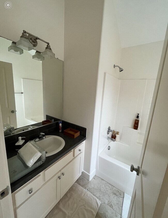 Building Photo - Stunning End-Unit Townhouse 3 bed, 2.5 bat...