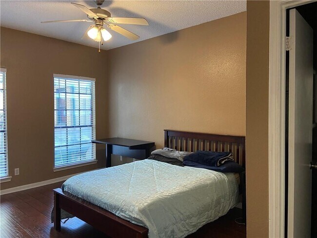 Building Photo - 712 W 21st St