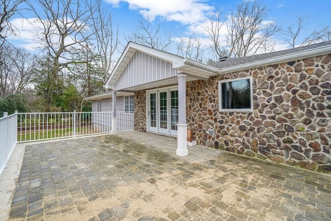 Building Photo - 257 Southlawn Ave
