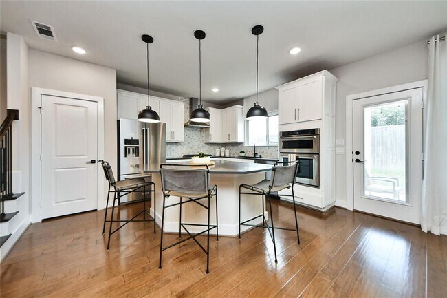 Building Photo - 1707 Summerlyn Ter Dr