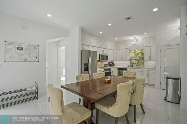 Building Photo - 833 SW 17th St