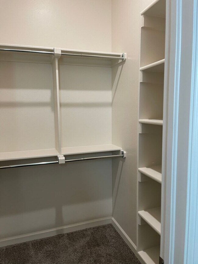 Building Photo - Spacious 4 bed 3 bath home