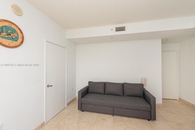 Building Photo - 16275 Collins Ave