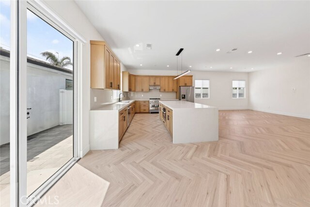 Building Photo - 8018 Shadyglade Ave