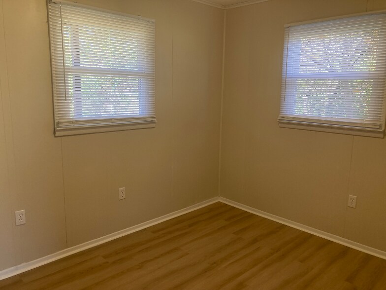 Building Photo - 202 Mountain View Dr