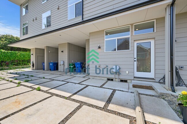 Building Photo - "Charming 3-Bedroom Townhouse Oasis in Heart of Seattle – Spacious 1460 Sq Ft with 2 Full Baths!"