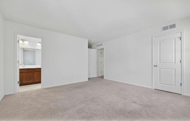Building Photo - Beautiful 3 bed, 3 bath townhome in the lovely Painted Prairie Community!