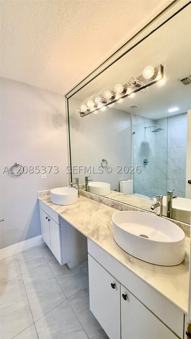 Building Photo - 10130 SW 154th Ct