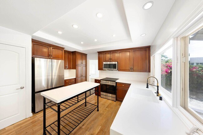 Building Photo - Charming Corner Lot Home on Oversized 10,000 Sq Ft Lot