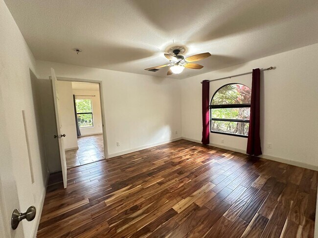 Building Photo - Tranquil Lakefront Living in the Heart of ...