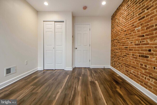 Building Photo - 333 S Conkling St