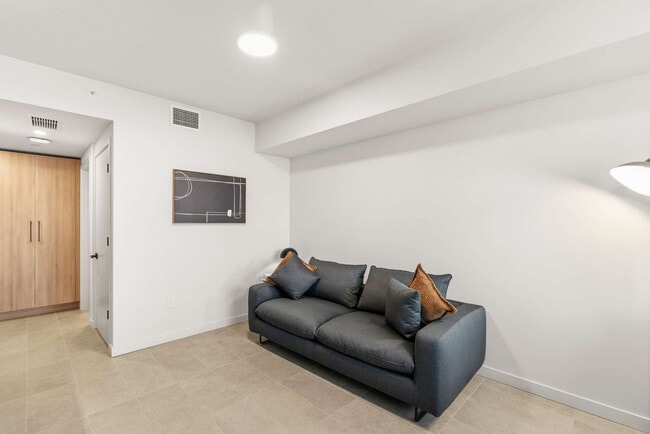 Building Photo - 121 NE 5th St