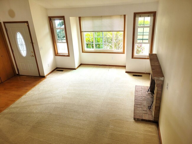 Building Photo - Charming Split-level 4 Bedroom Home - E Mc...
