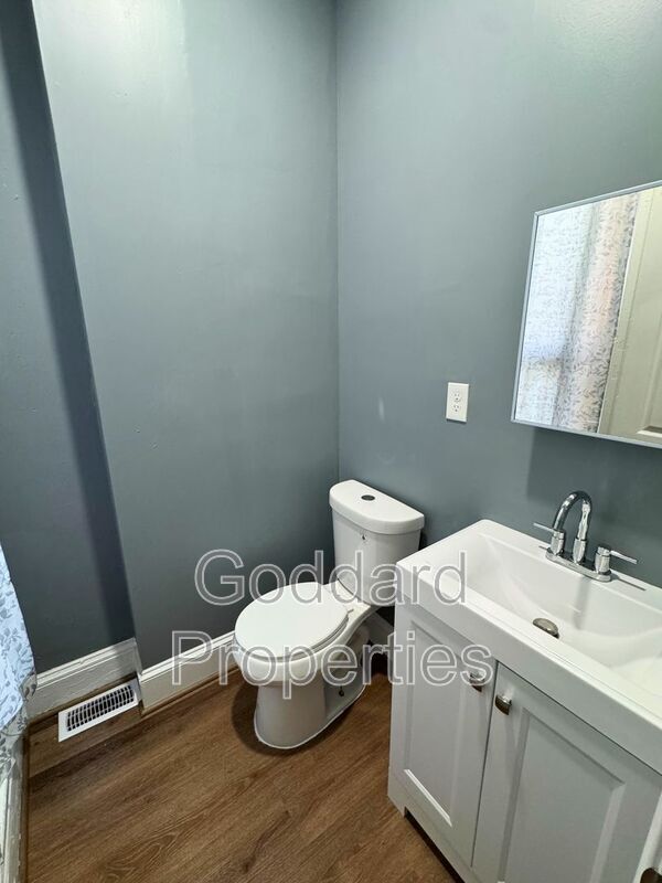 Building Photo - 1313 E North Ave