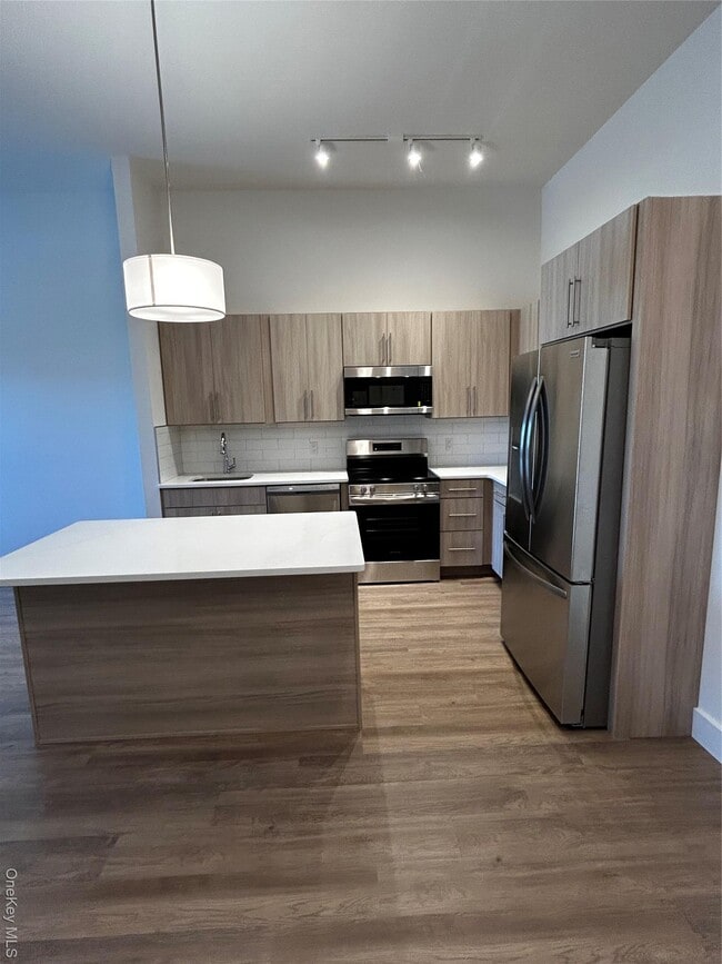 Building Photo - 4180 Sunrise Hwy