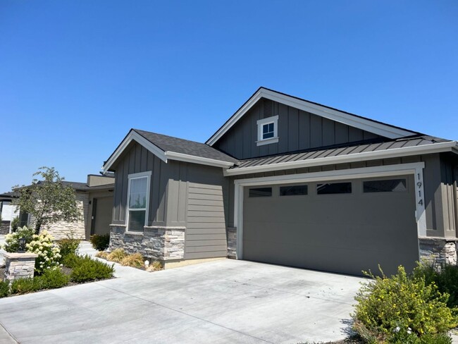 Building Photo - Spectacular 3 bed 3 bath custom home just ...