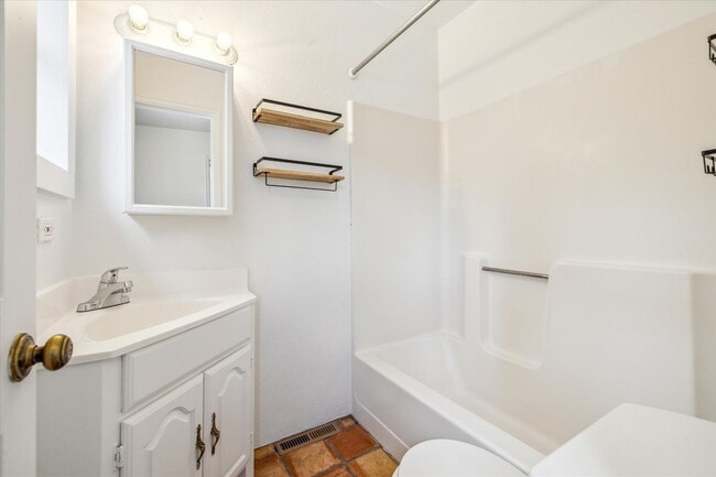 Building Photo - Charming 1-bedroom with office, 1-bathroom...