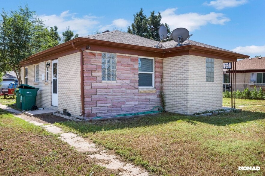 Building Photo - 1932 Del Mar Pkwy