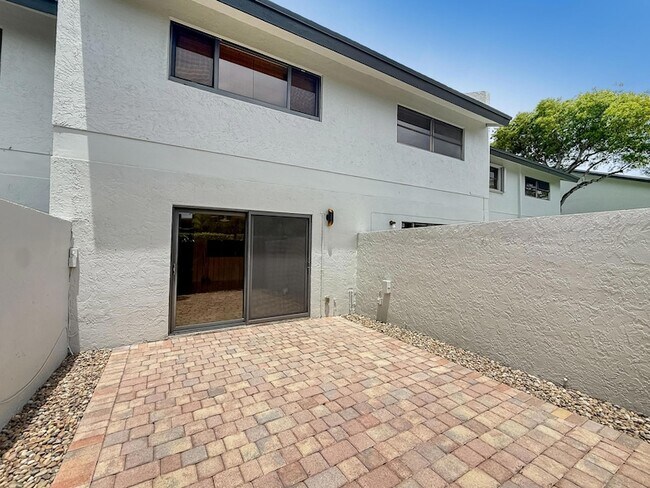 Building Photo - 2700 S Oakland Forest Dr