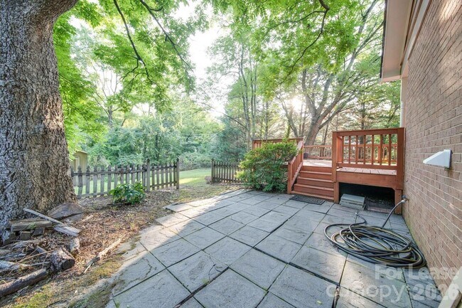 Building Photo - 6700 Castlegate Dr