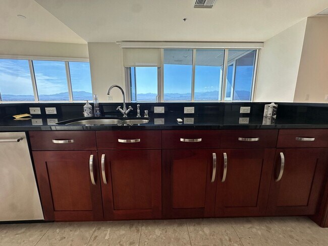 Building Photo - 4525 Dean Martin Dr