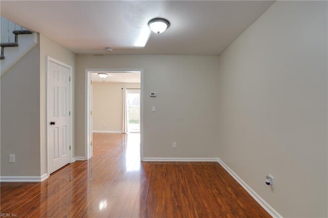 Building Photo - 707 Aylesbury Dr