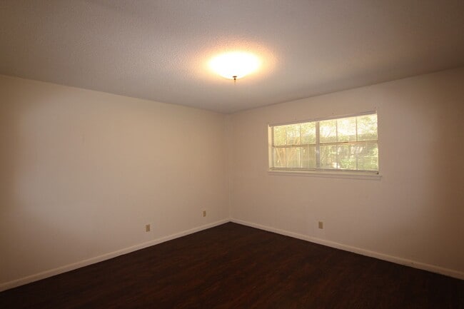 Building Photo - Beautiful 3 bedroom 2 bath home in the hea...